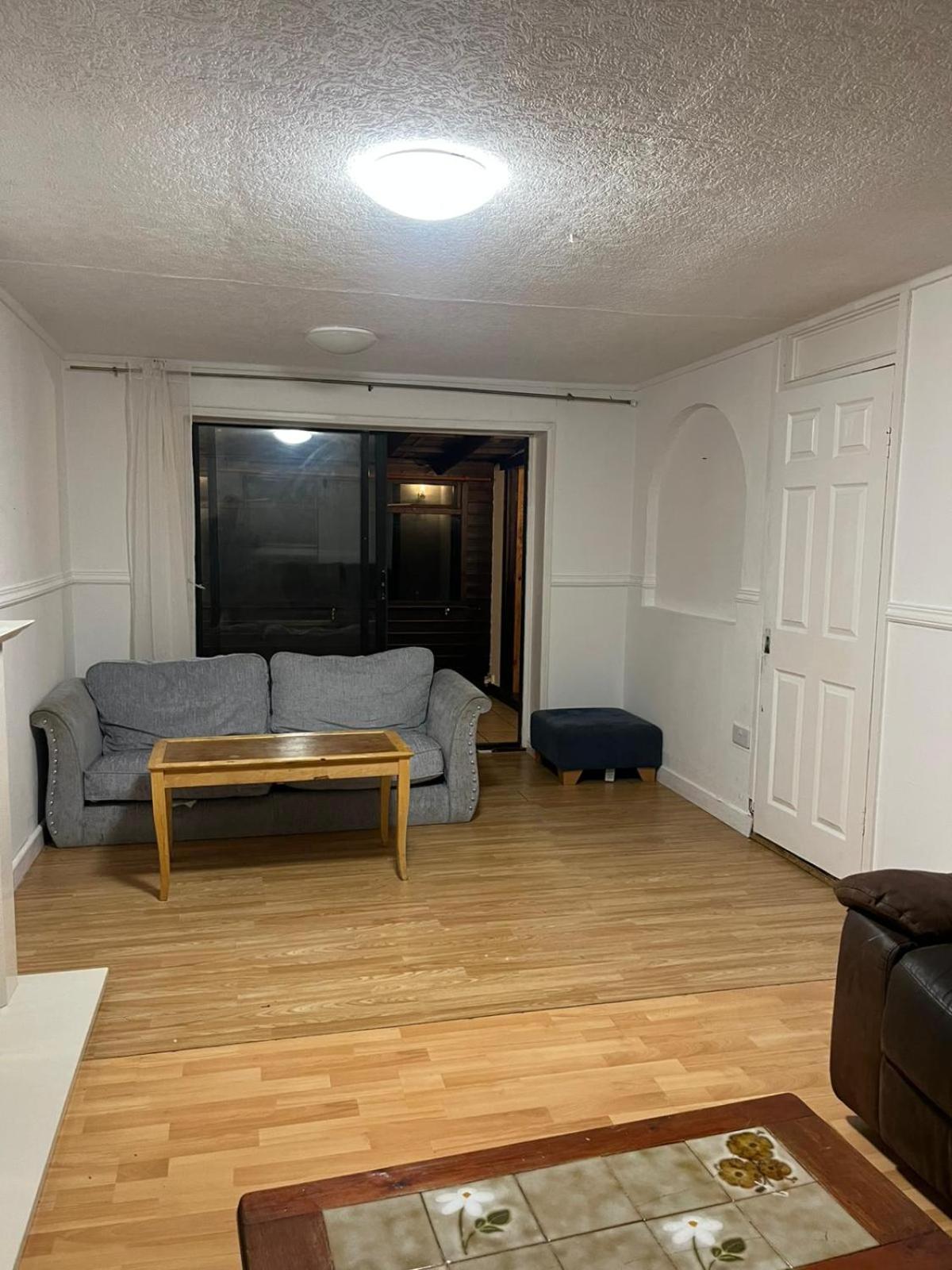 Nice Three Bedroom House Near Beeston Railway Station *