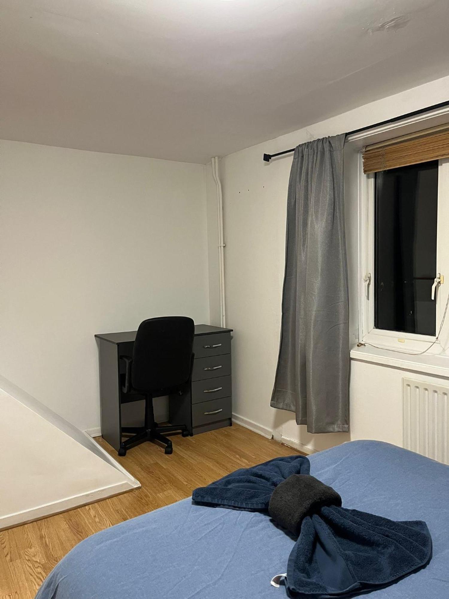 Nice Three Bedroom House Near Beeston Railway Station * Nottingham