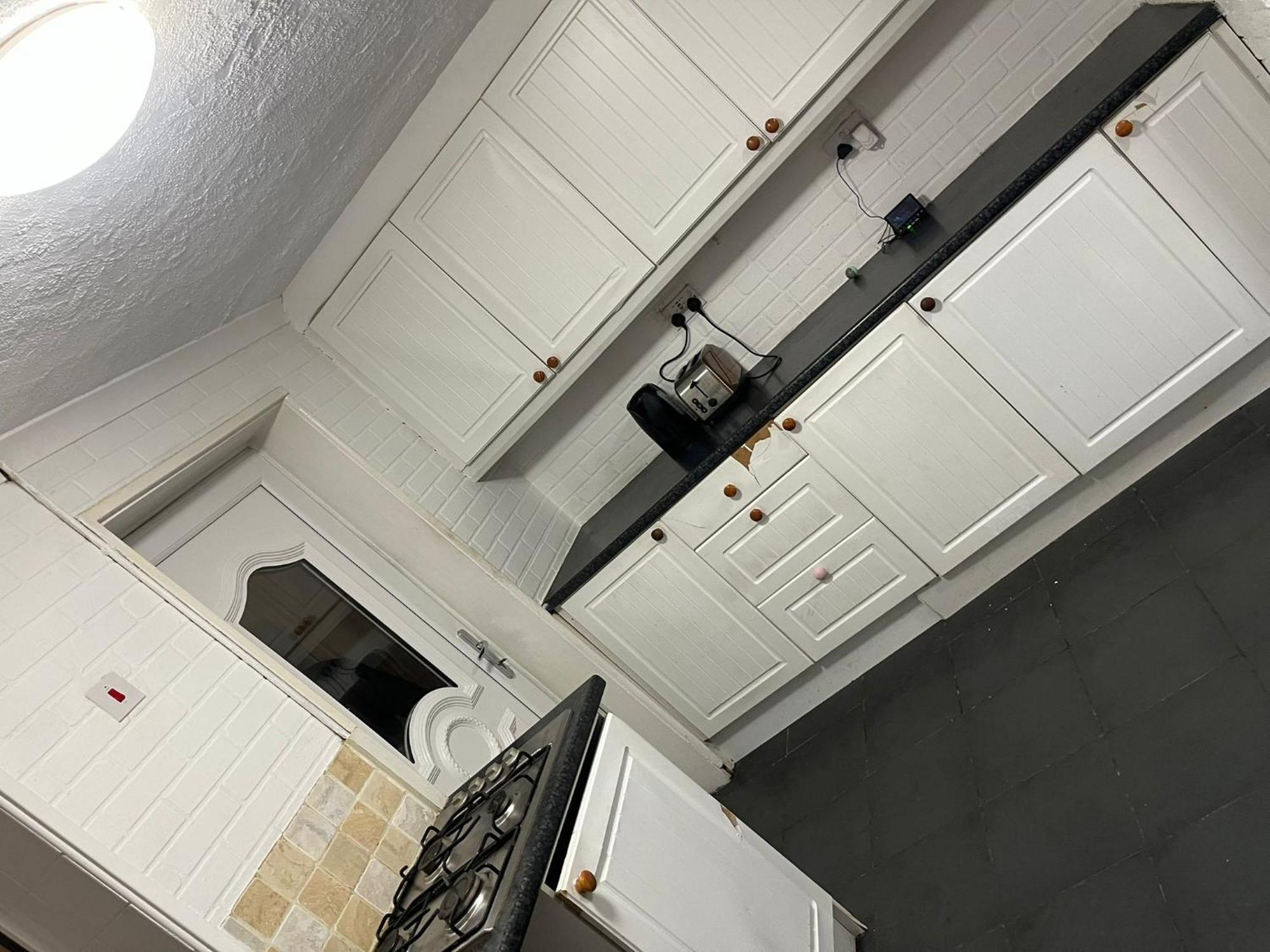 Nice Three Bedroom House Near Beeston Railway Station *