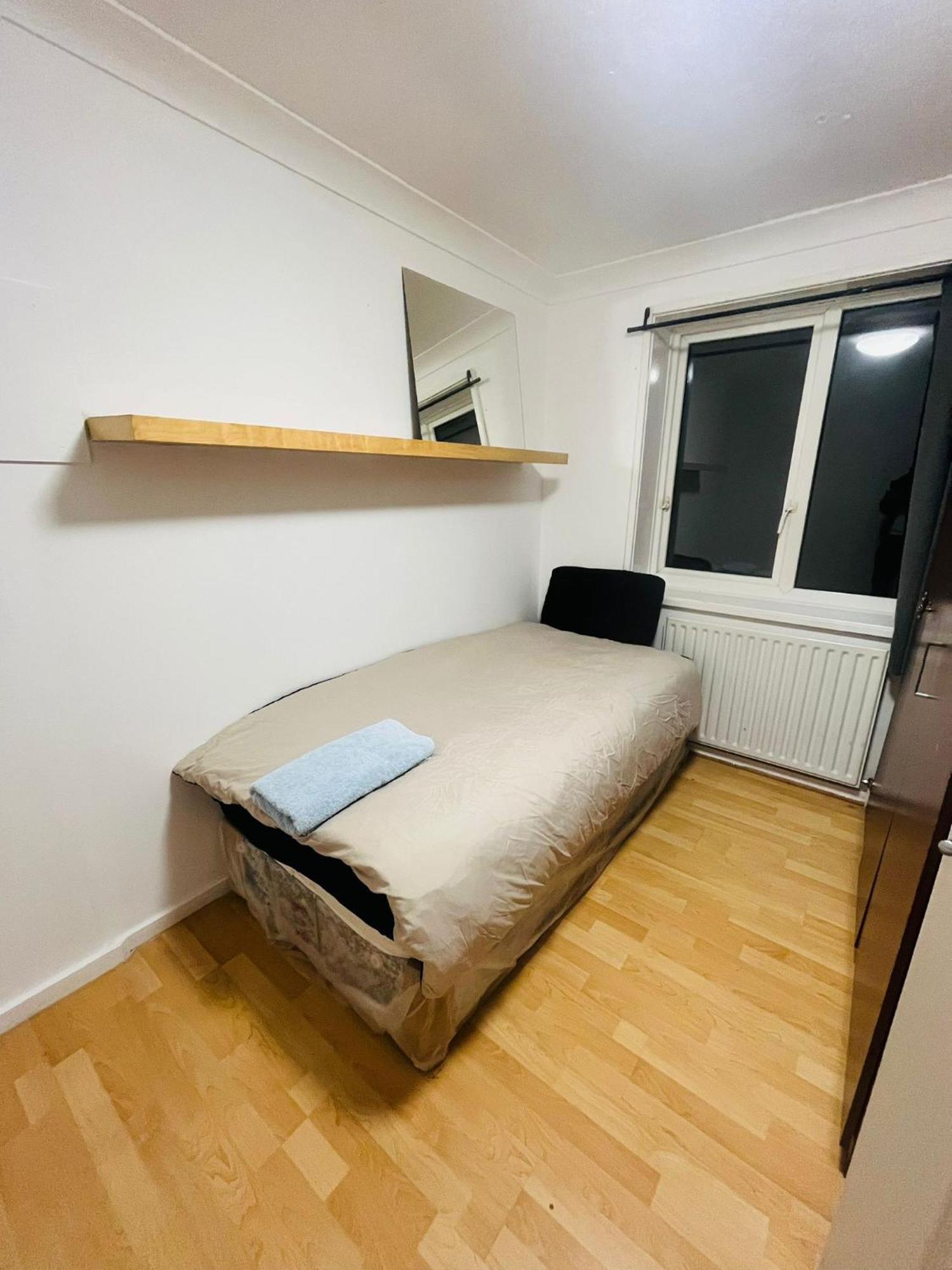 Nice Three Bedroom House Near Beeston Railway Station * Nottingham