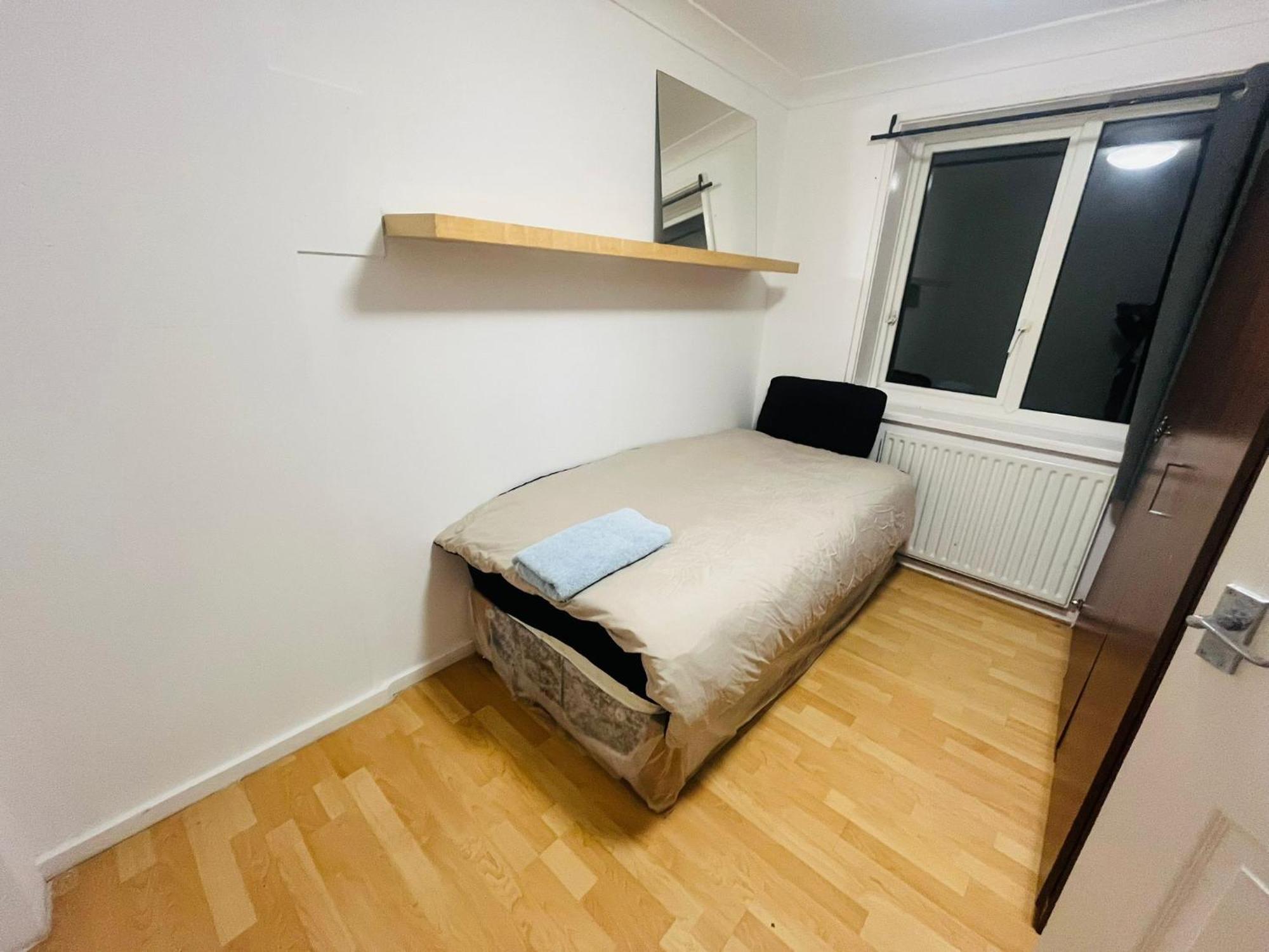 Nice Three Bedroom House Near Beeston Railway Station Holiday home *