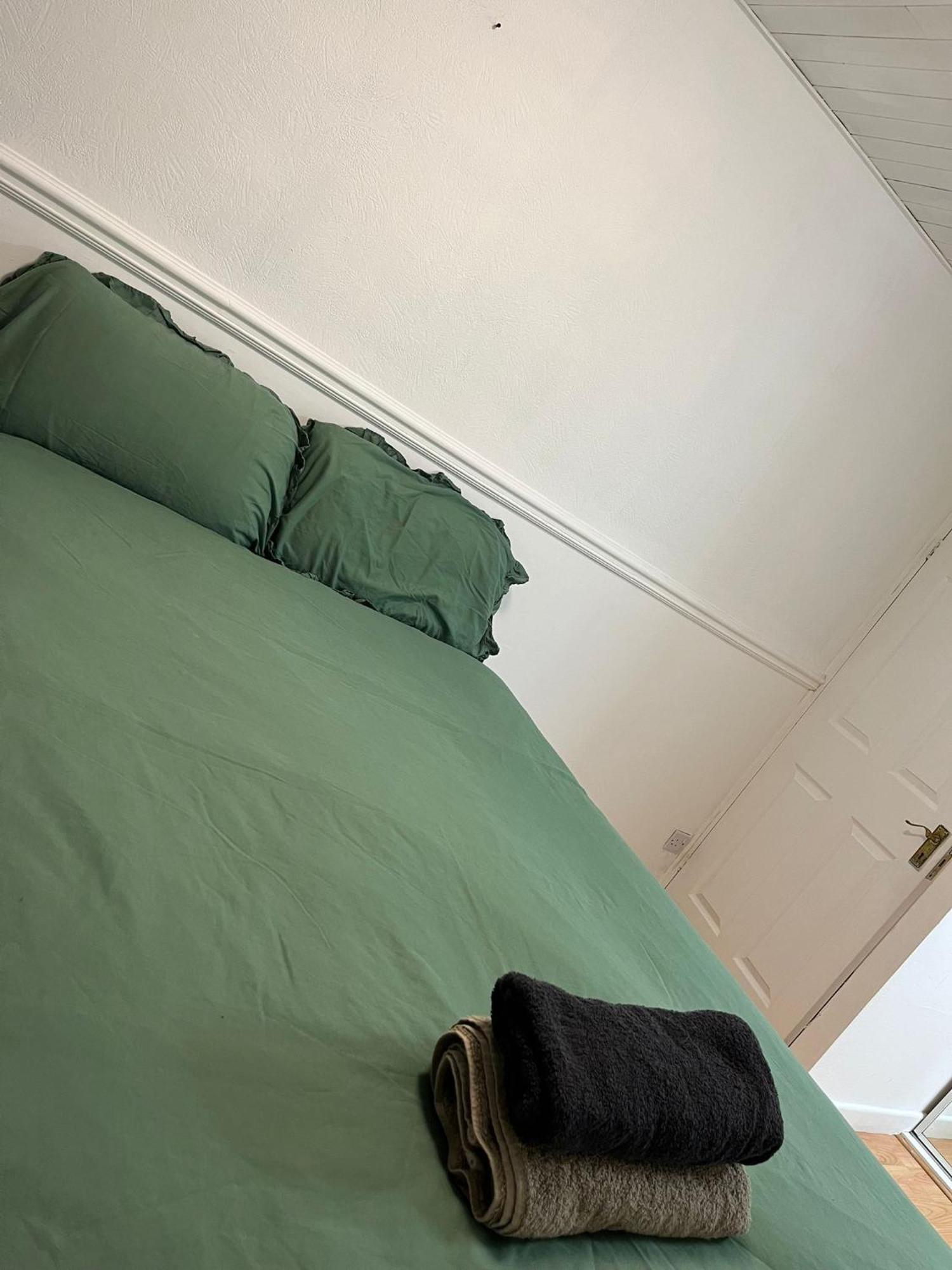 Holiday home Nice Three Bedroom House Near Beeston Railway Station