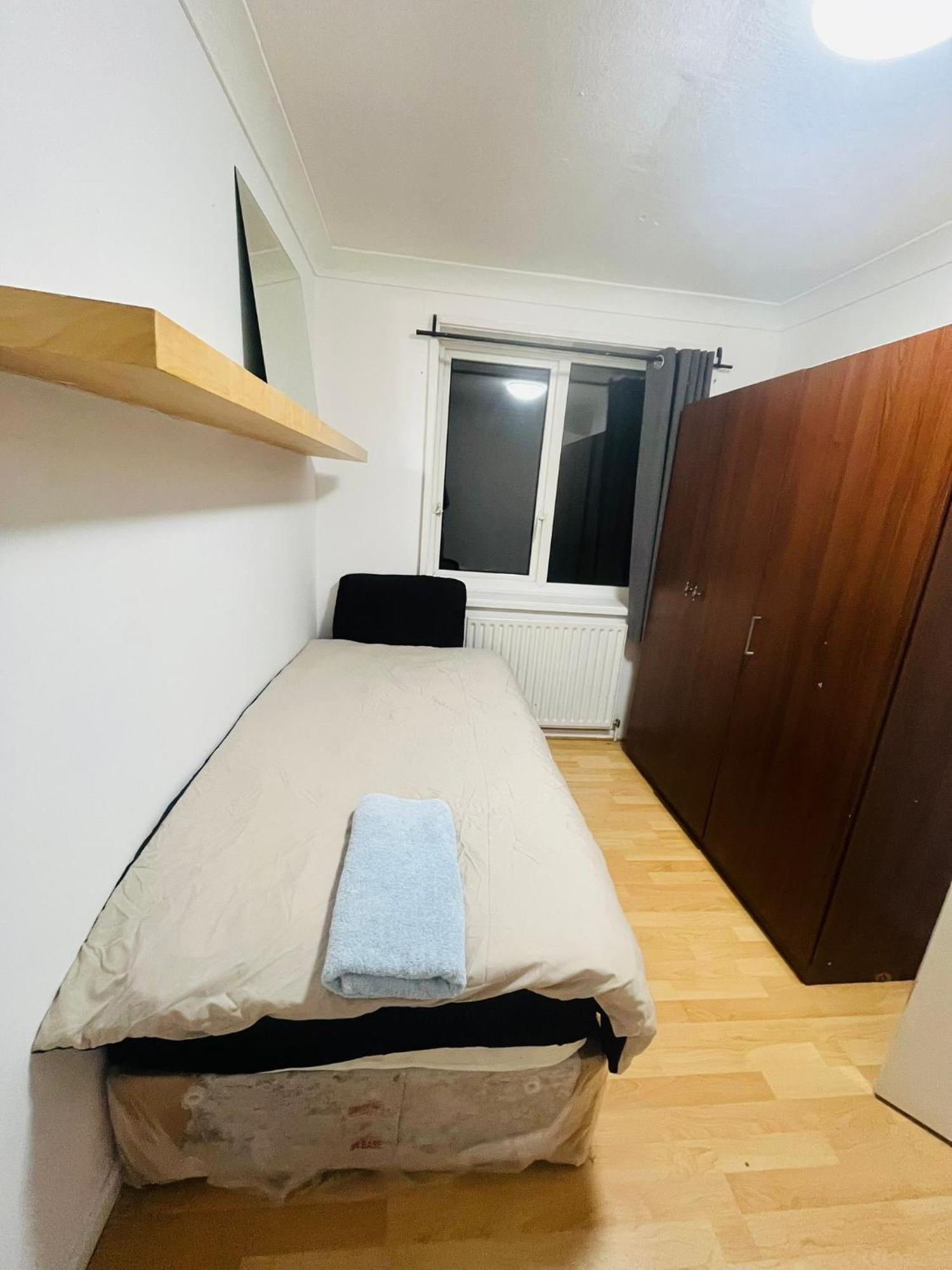 Nice Three Bedroom House Near Beeston Railway Station Holiday home