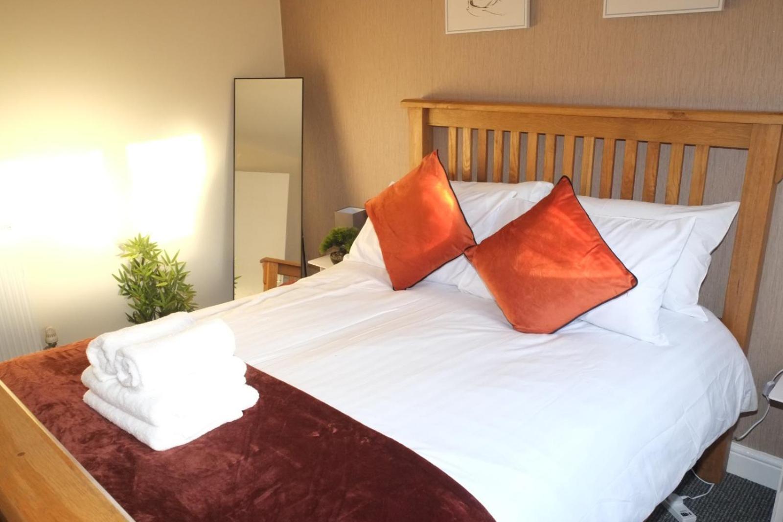 Lausory King Bed Living Your Luxe Away Nottingham