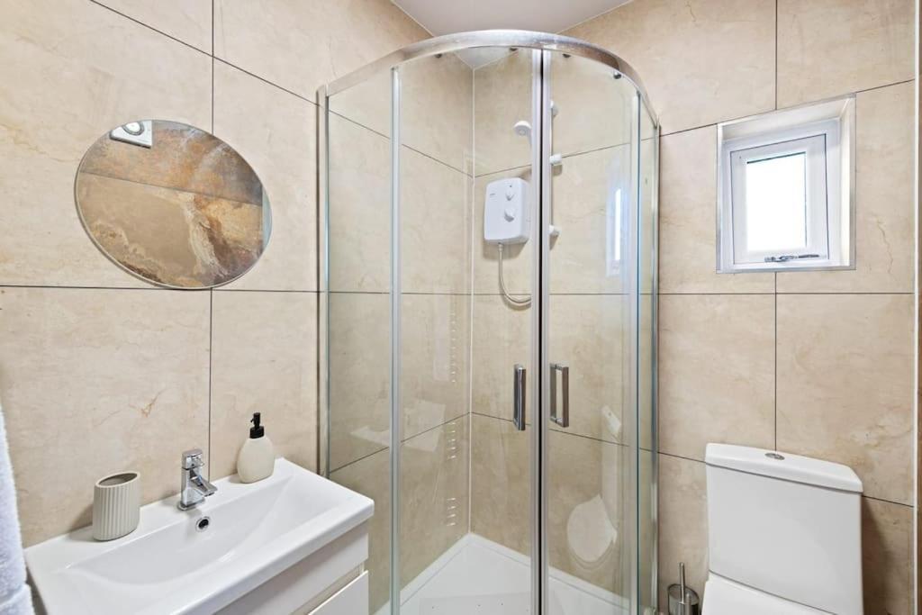 Work & Explore - 3br - Free Parking Holiday home *