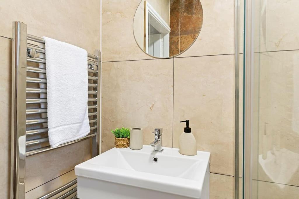 Work & Explore - 3br - Free Parking Holiday home *