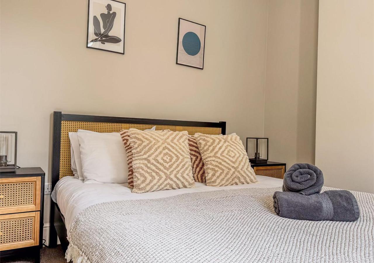 The Dale - Large 4br House Nottingham