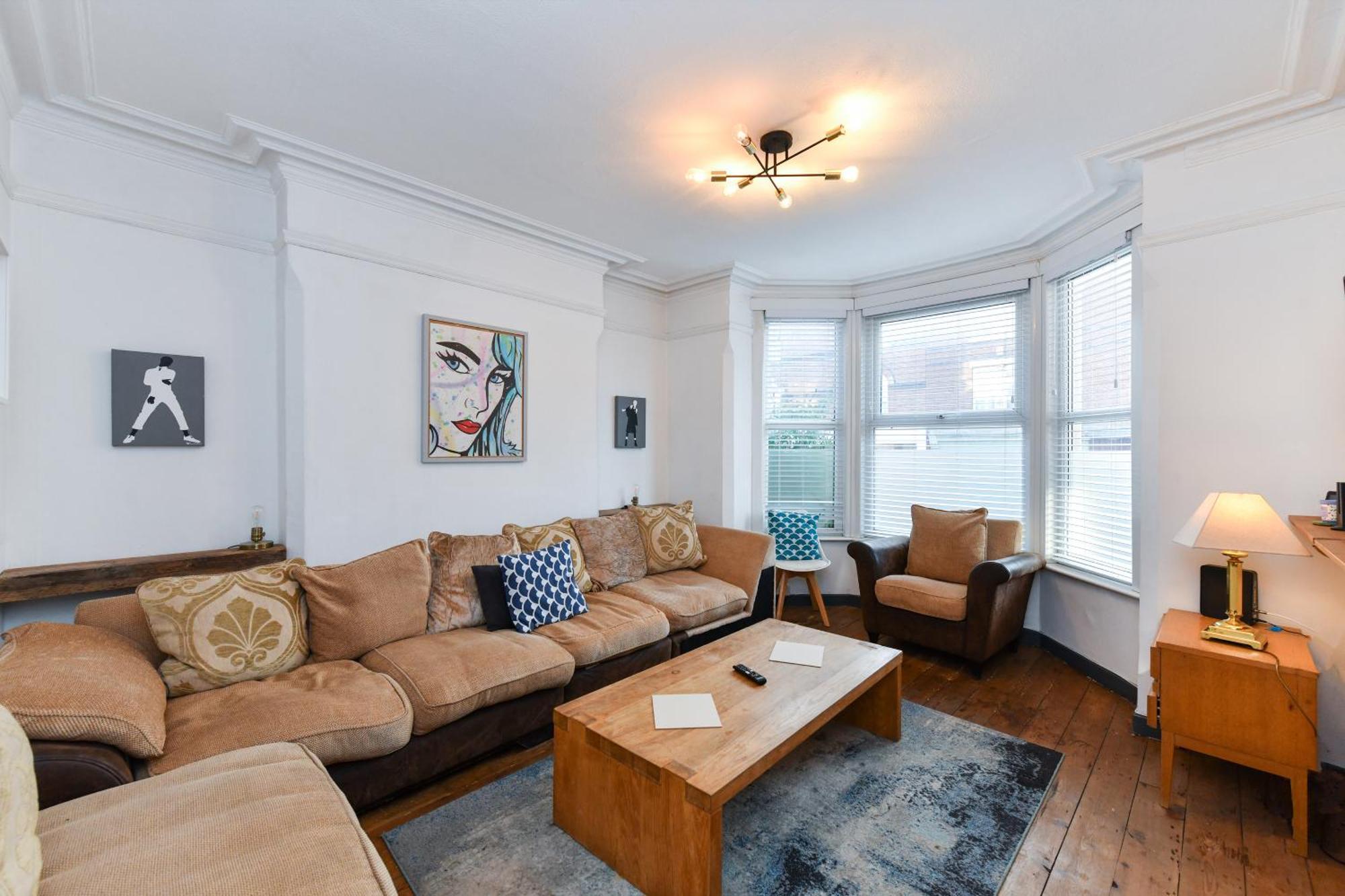 5-br Featuring Art And Photography Collection