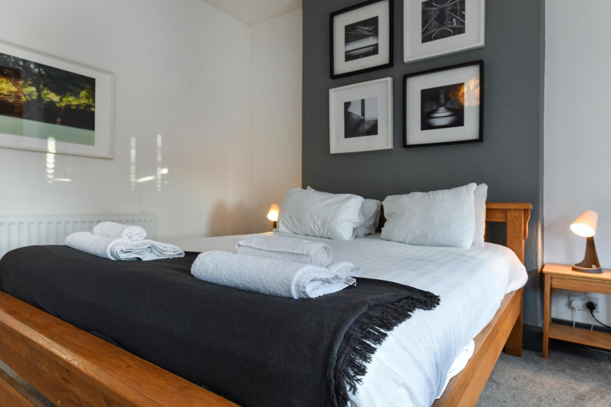 5-br Featuring Art And Photography Collection