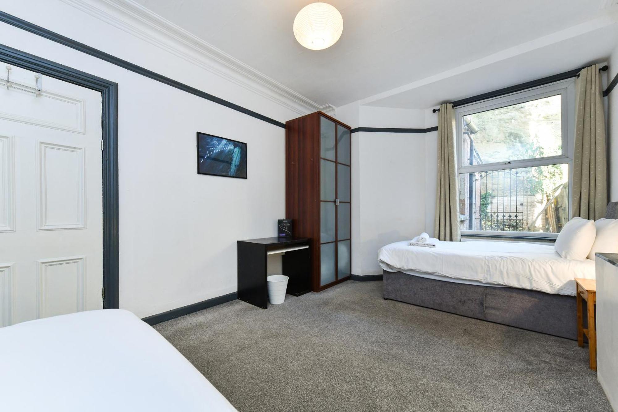 5-br Featuring Art And Photography Collection *