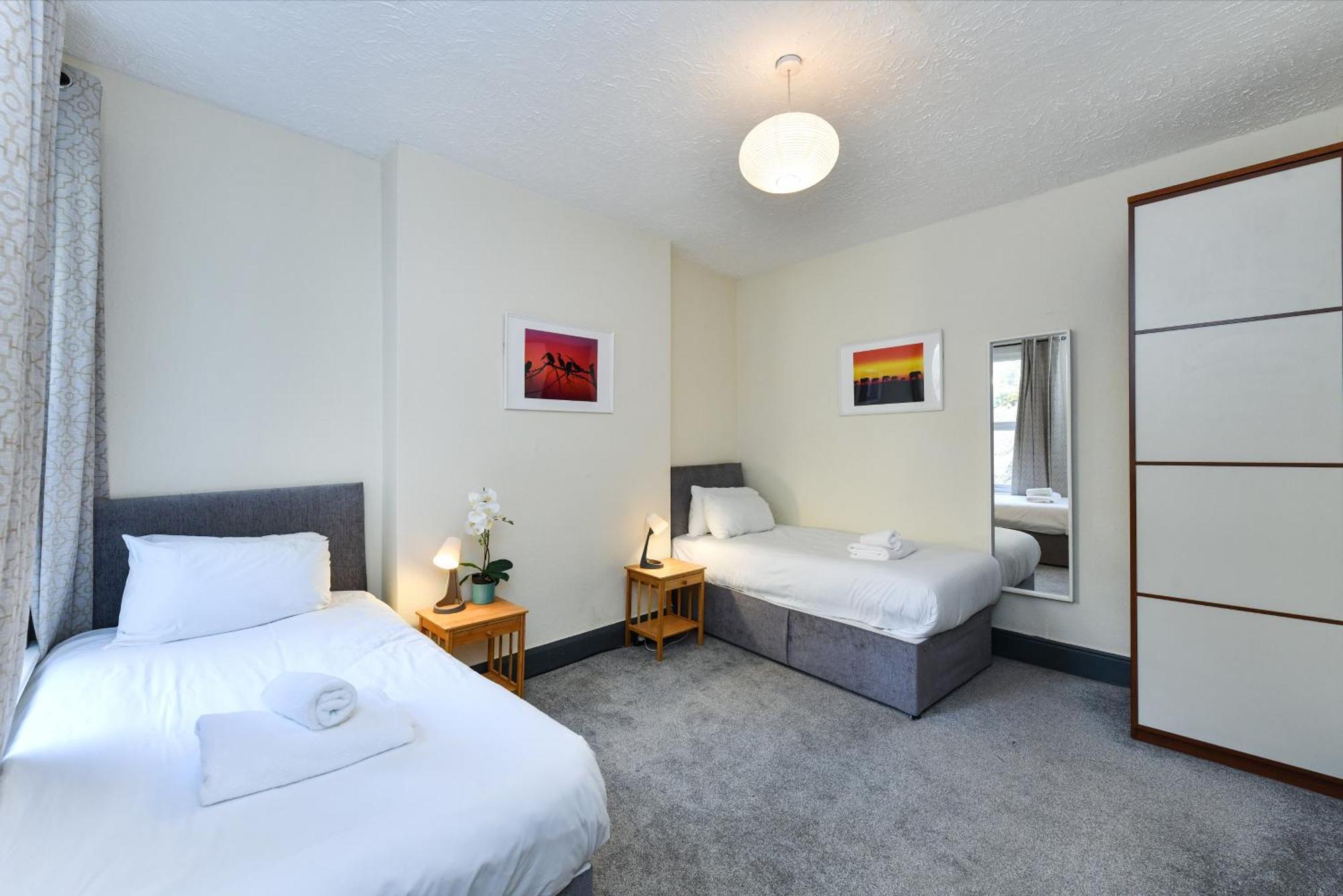 5-br Featuring Art And Photography Collection *