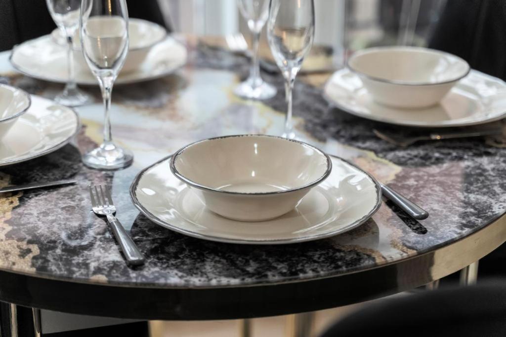 Apartment Elegant Retreat - Sleeps 8 - Free Parking - Contemporary *