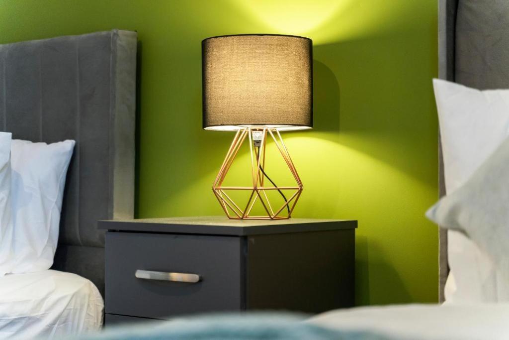 Elegant Retreat - Sleeps 8 - Free Parking - Contemporary Apartment *