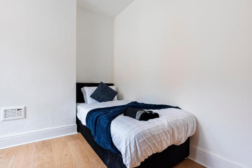 Elegant Retreat - Sleeps 8 - Free Parking - Contemporary Apartment