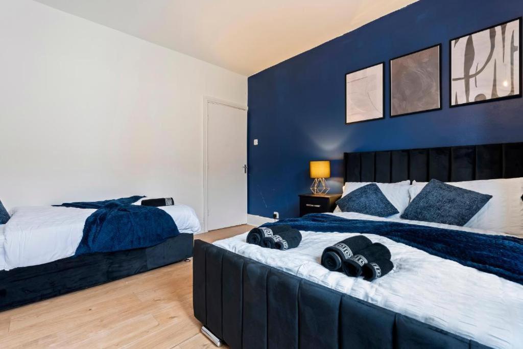 Elegant Retreat - Sleeps 8 - Free Parking - Contemporary Apartment *