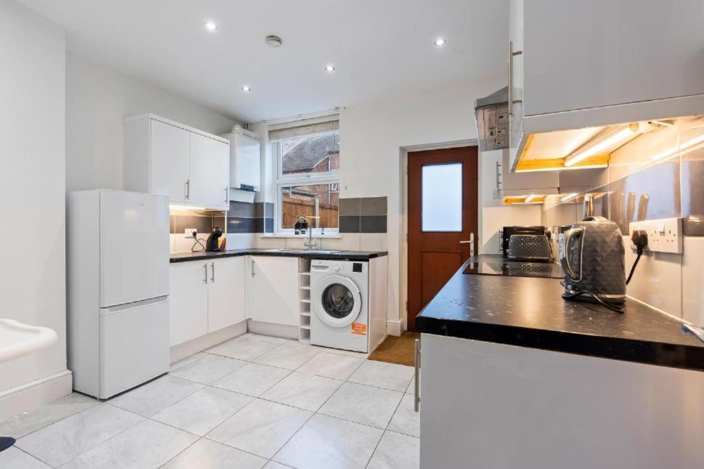 Elegant Retreat - Sleeps 8 - Free Parking - Contemporary Apartment