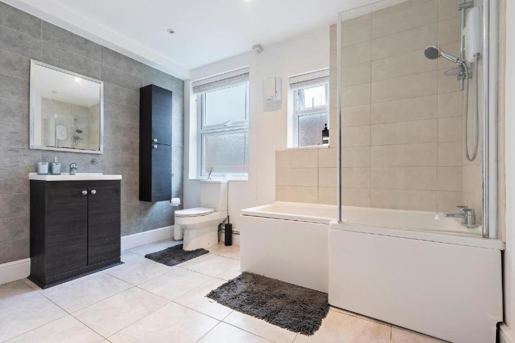 Elegant Retreat - Sleeps 8 - Free Parking - Contemporary *