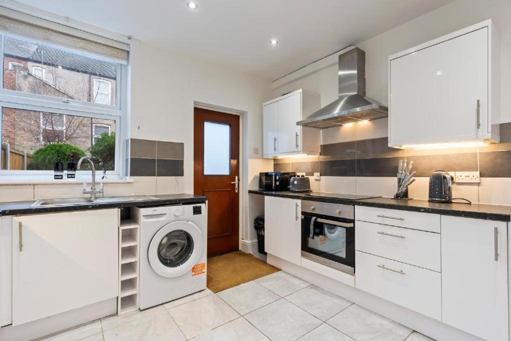 Elegant Retreat - Sleeps 8 - Free Parking - Contemporary Apartment