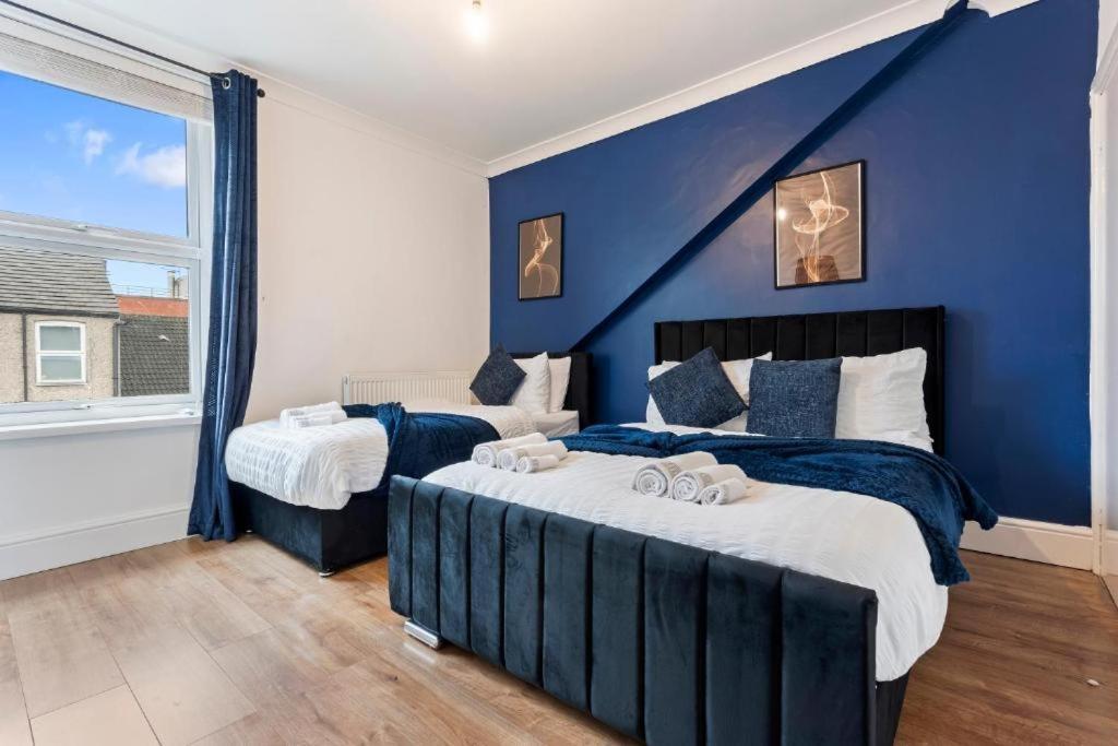 Apartment Elegant Retreat - Sleeps 8 - Free Parking - Contemporary *