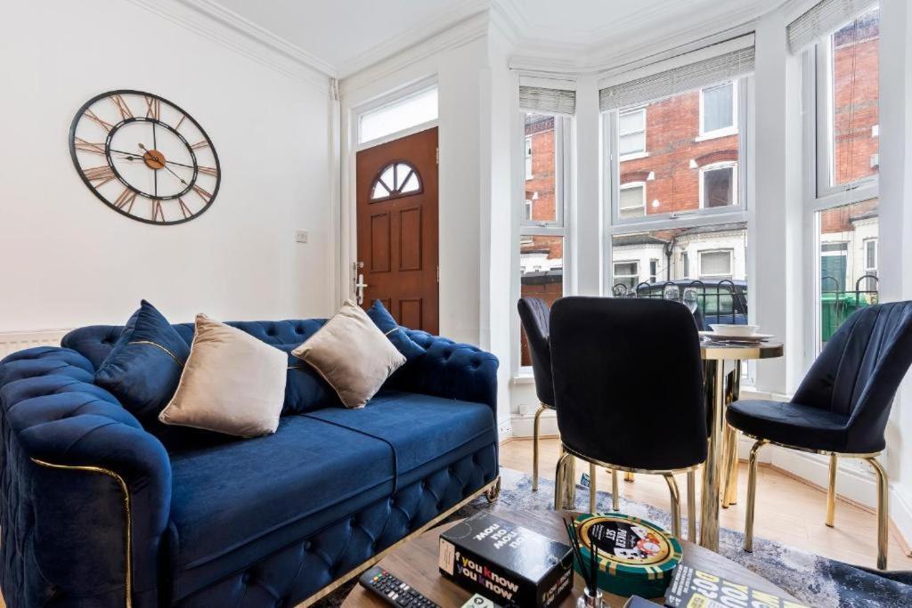 Elegant Retreat - Sleeps 8 - Free Parking - Contemporary *