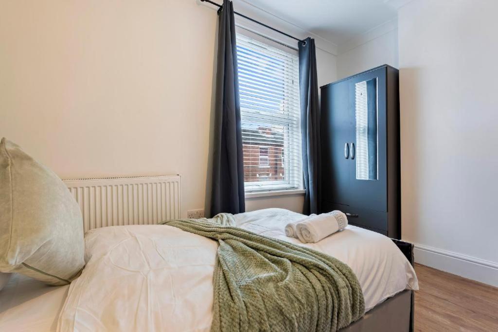 Elegant Retreat - Sleeps 8 - Free Parking - Contemporary