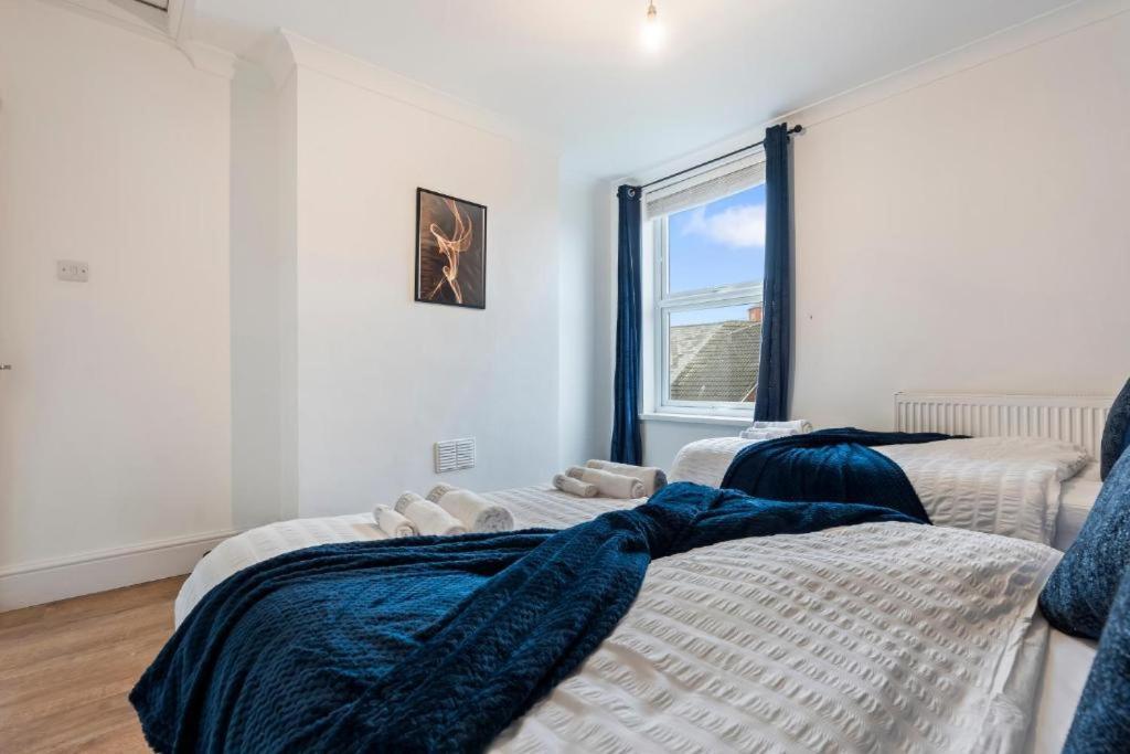 Elegant Retreat - Sleeps 8 - Free Parking - Contemporary Apartment