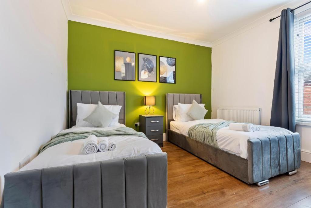 Apartment Elegant Retreat - Sleeps 8 - Free Parking - Contemporary