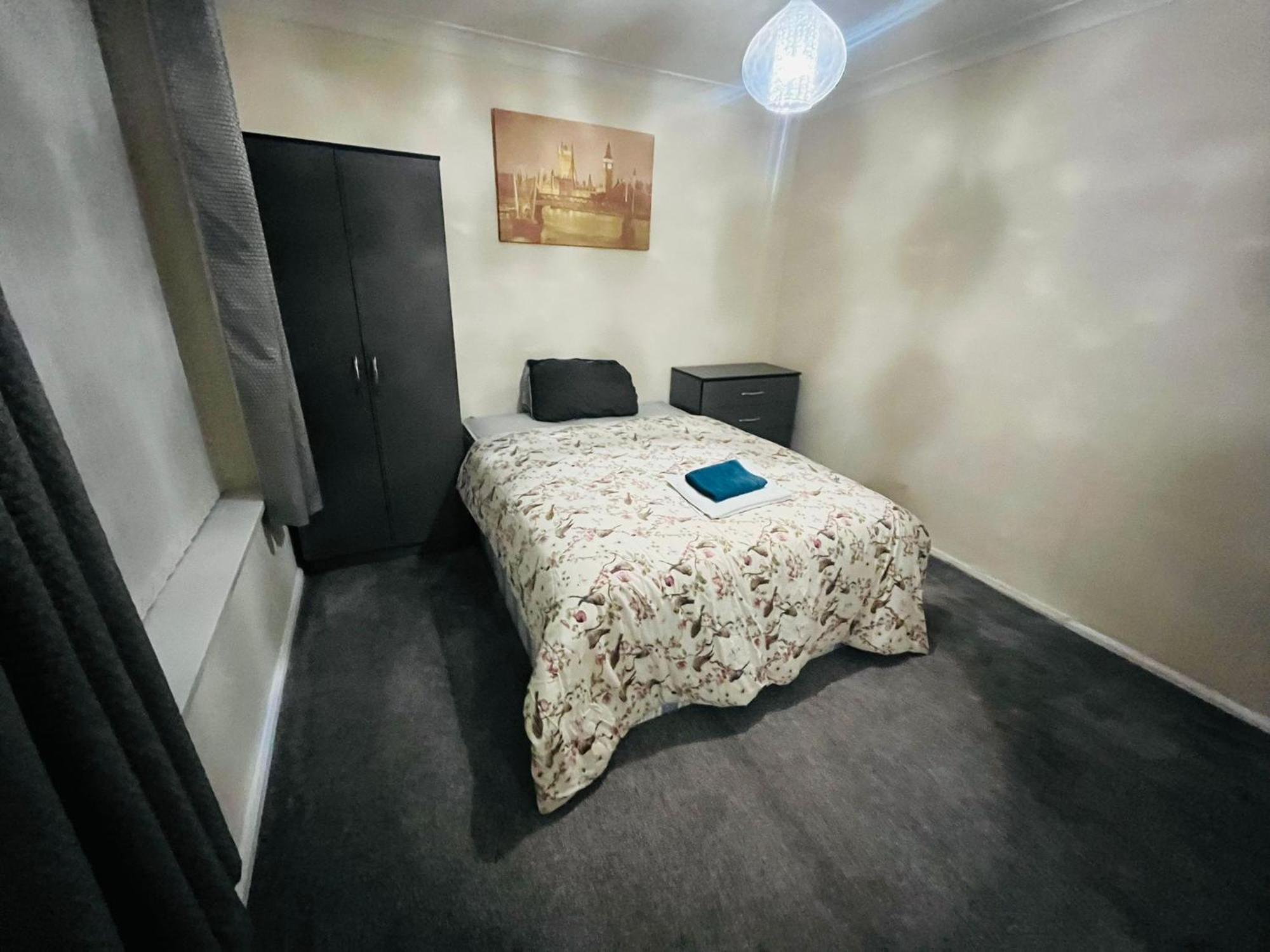 Double Near Clifton Campus Shared Bathroom & Kitchen Homestay Nottingham