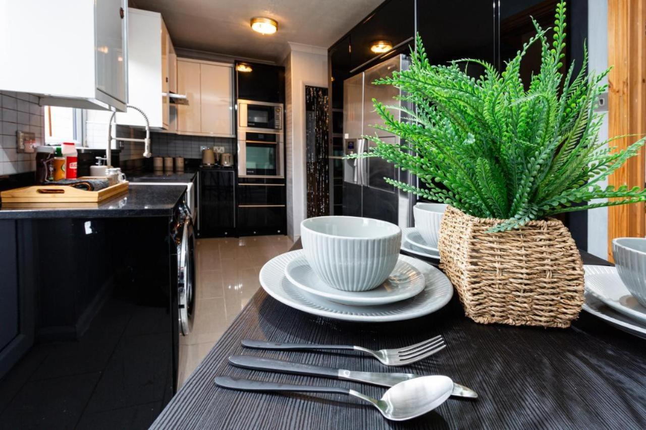 Spacious 3-br Getaway Soak In The Private Hot Tub Holiday home *