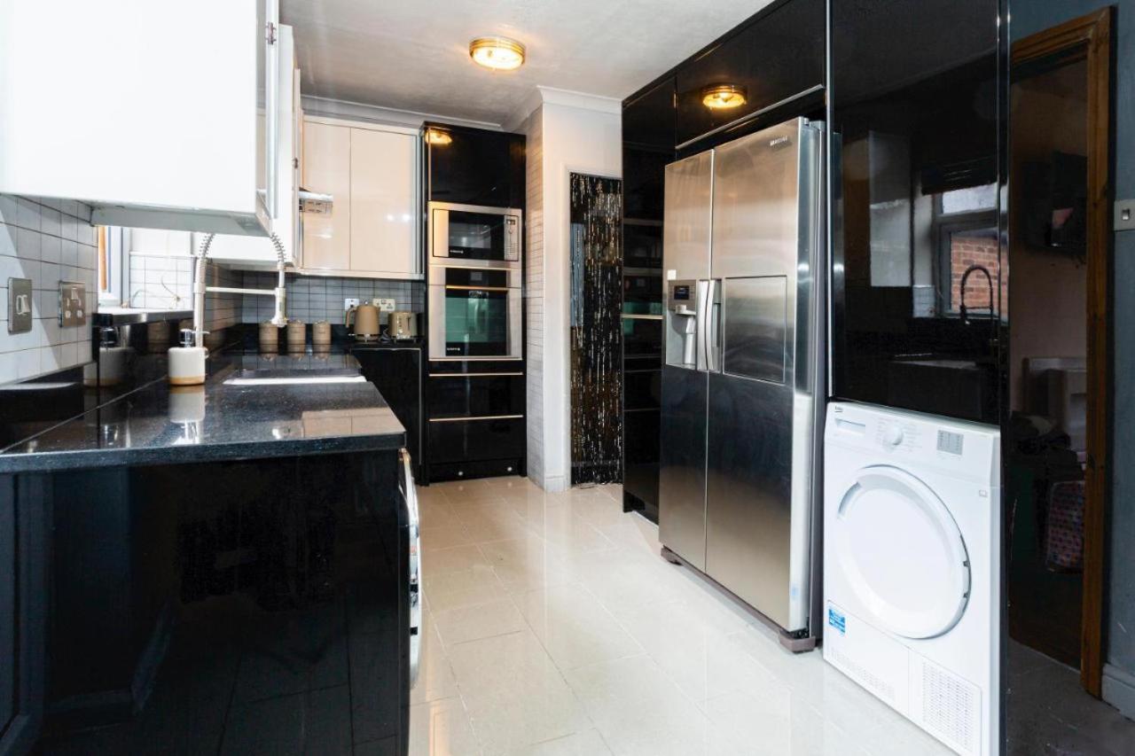 Spacious 3-br Getaway Soak In The Private Hot Tub Holiday home *