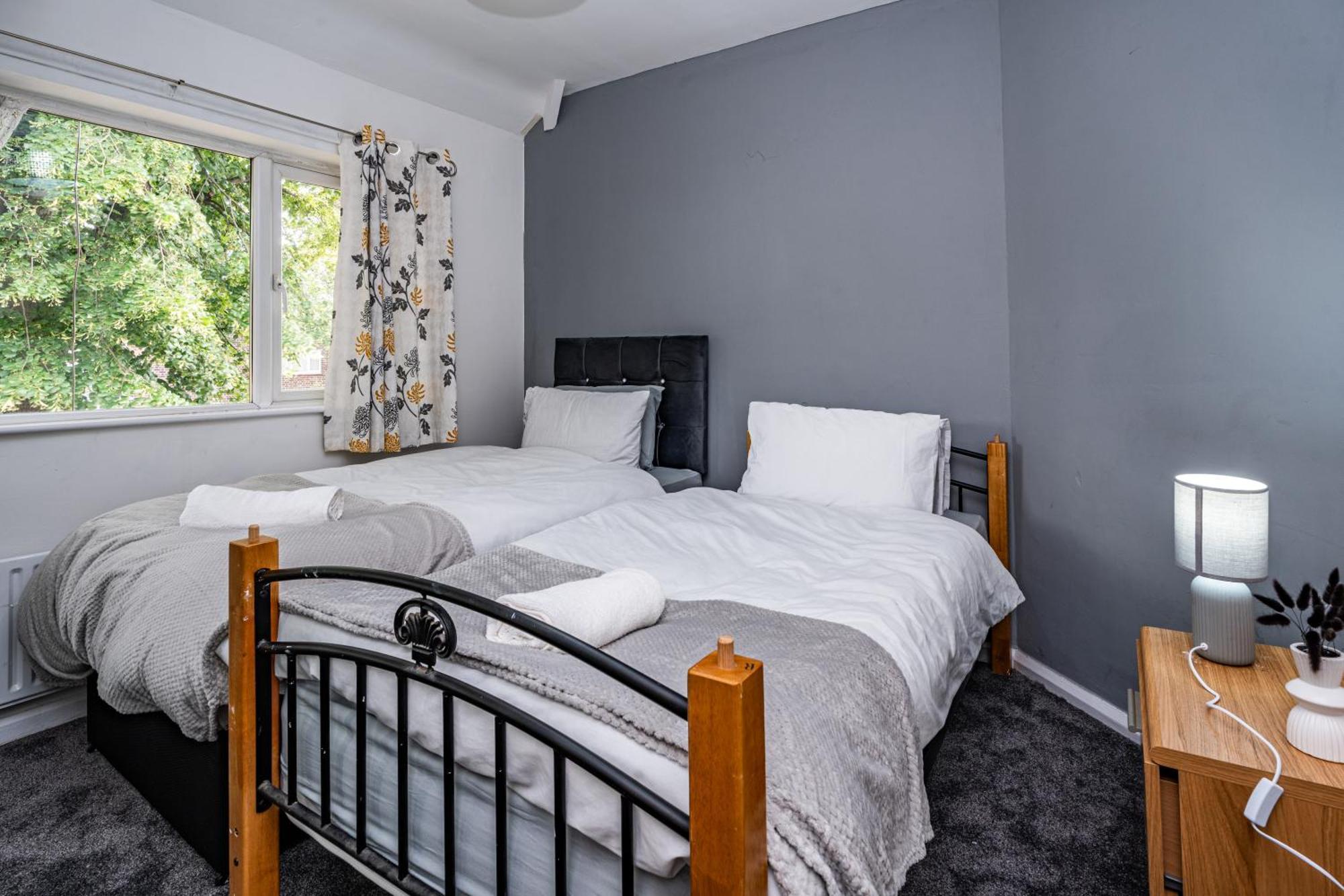 Cozy Spacious 5br Sleeps Of 9 Holiday home *