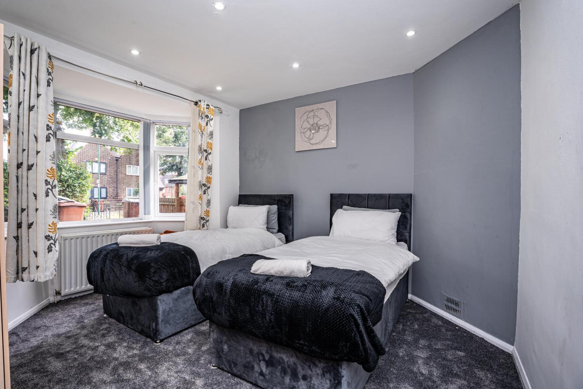 Cozy Spacious 5br Sleeps Of 9 Holiday home *