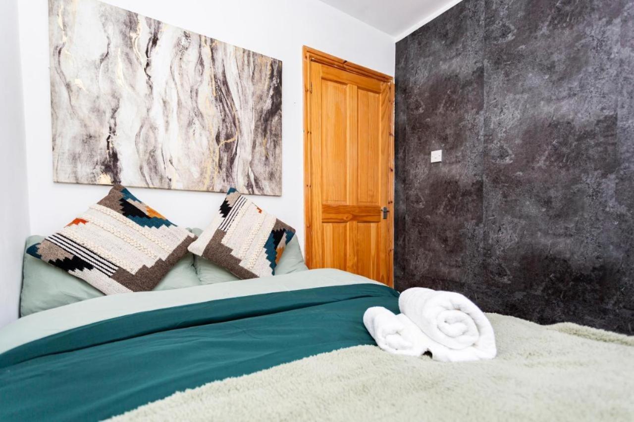 Amesbury Modern Comforts A 3-bedroom Sanctuary Holiday home Nottingham