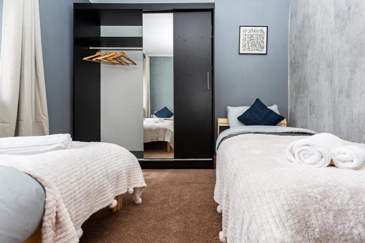Amesbury Modern Comforts A 3-bedroom Sanctuary Nottingham