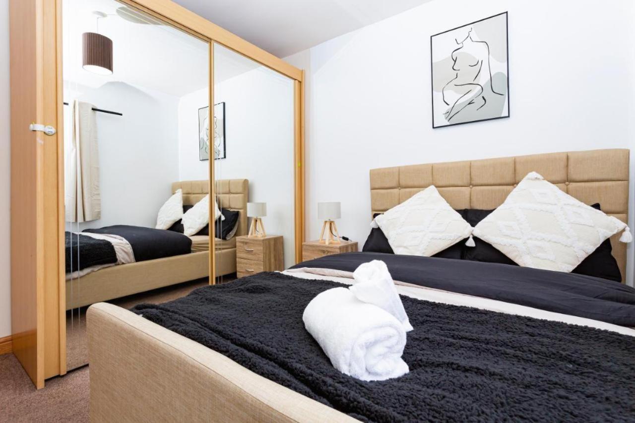 Amesbury Modern Comforts A 3-bedroom Sanctuary Holiday home *