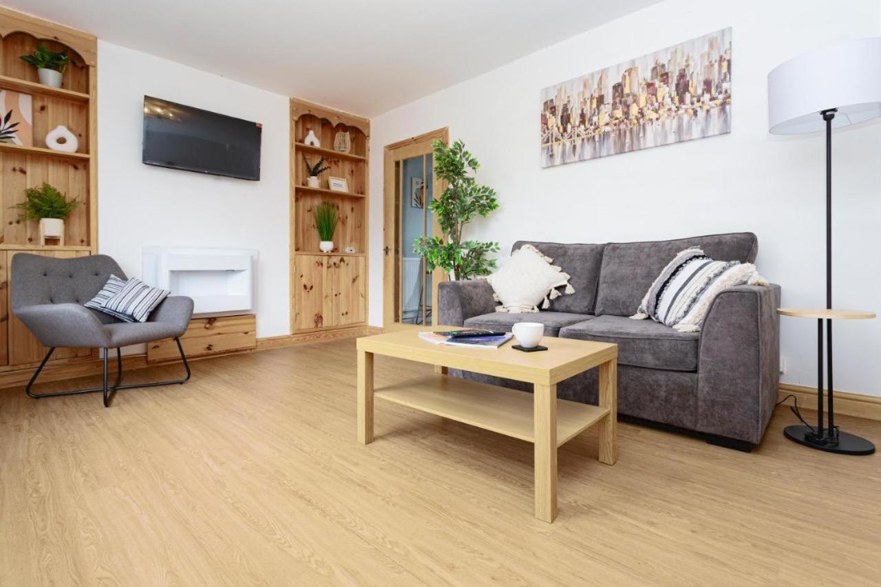 Amesbury Modern Comforts A 3-bedroom Sanctuary Holiday home *