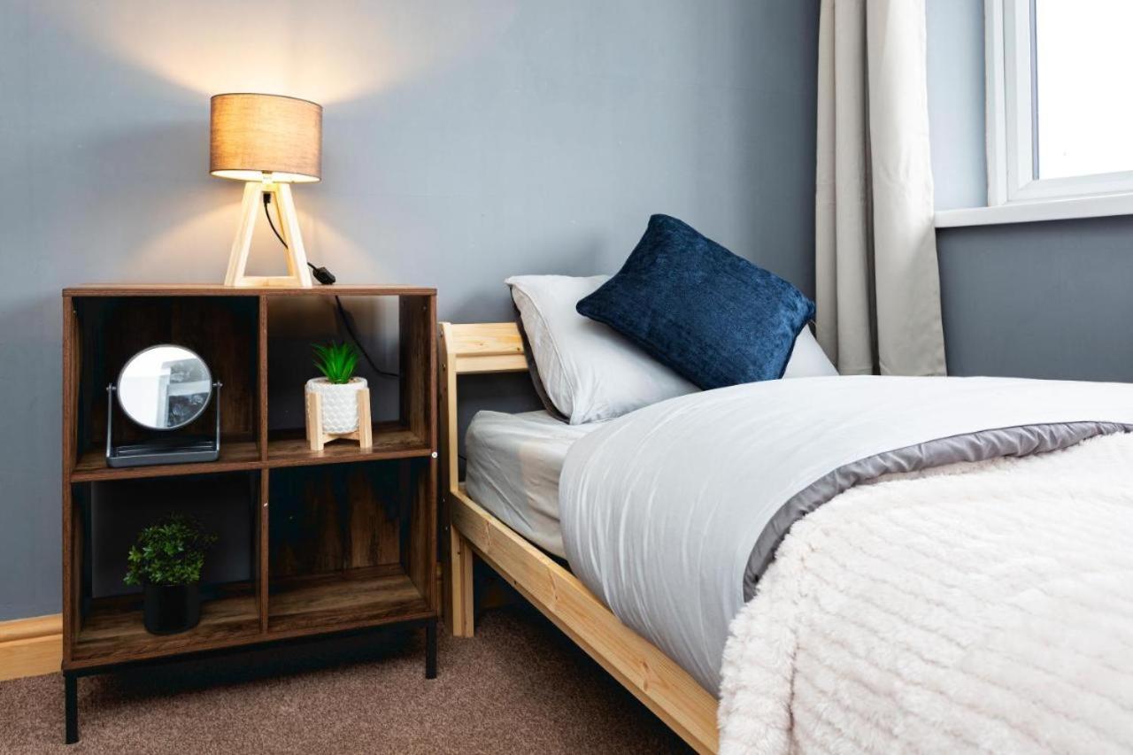Amesbury Modern Comforts A 3-bedroom Sanctuary Holiday home Nottingham