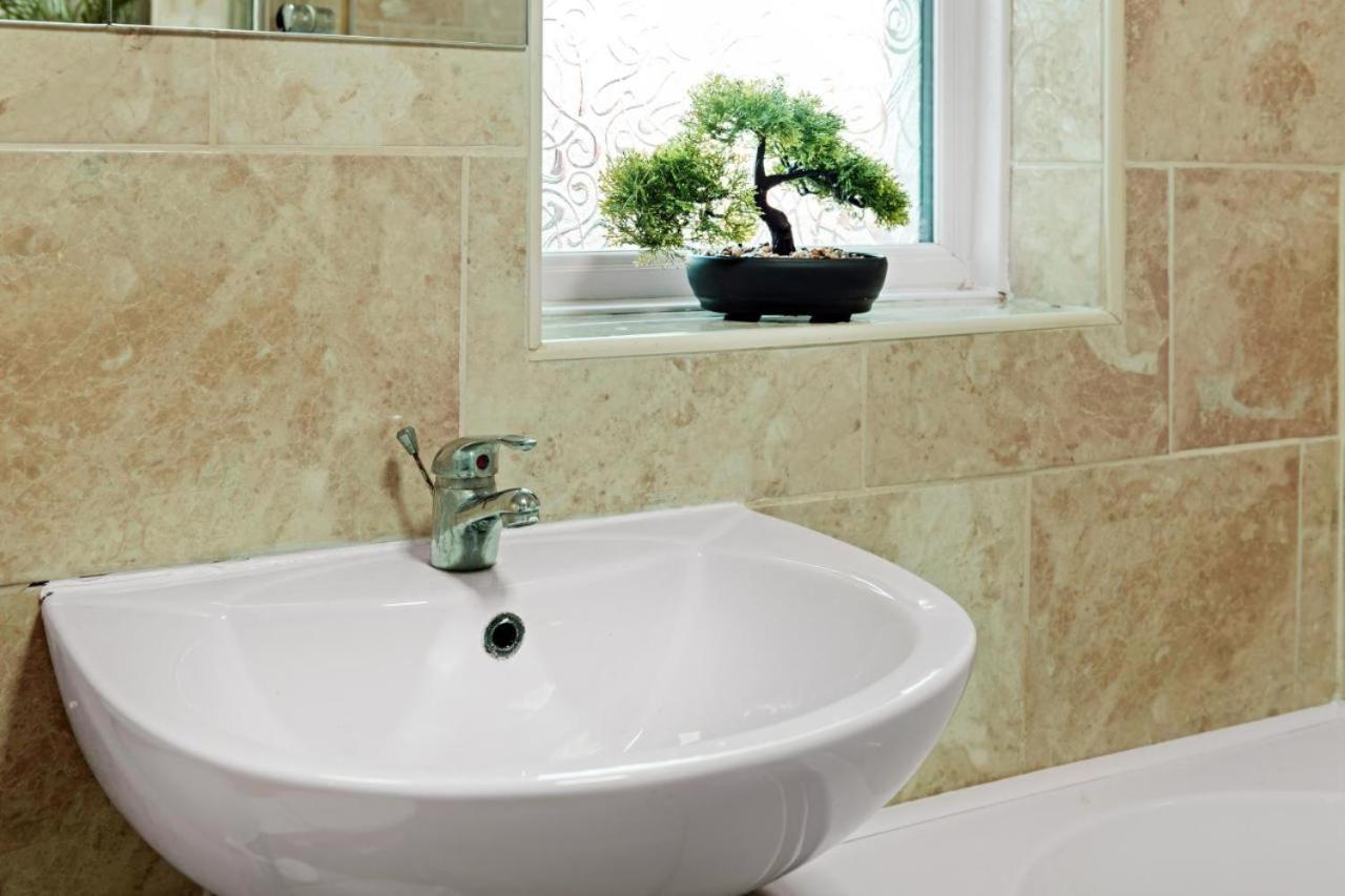 The Comfort Cove 3br With Bubbling Hot Tub Holiday home Nottingham