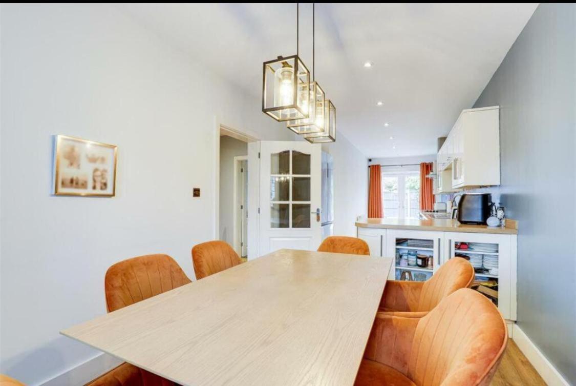 Charming 4-bedroom Bedford * Nottingham