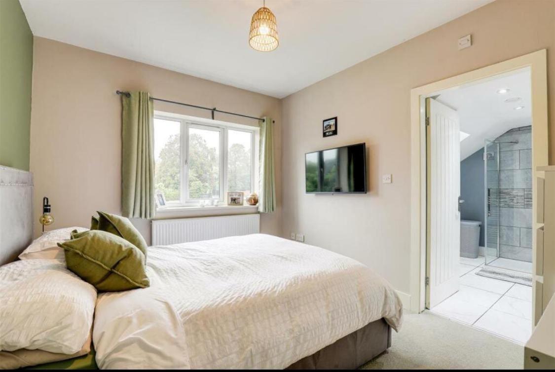 Charming 4-bedroom Bedford Holiday home