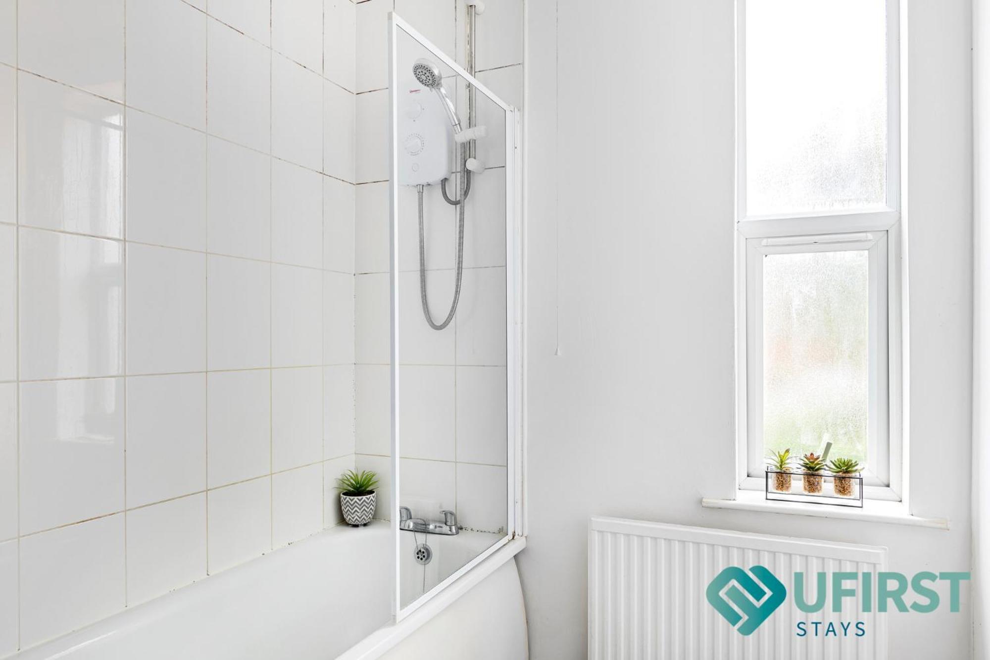 Restful 4-Bed Villa - Near City Centre, Hyson Green Market, Forest Rec, Arboretum & Tram Links Apartment