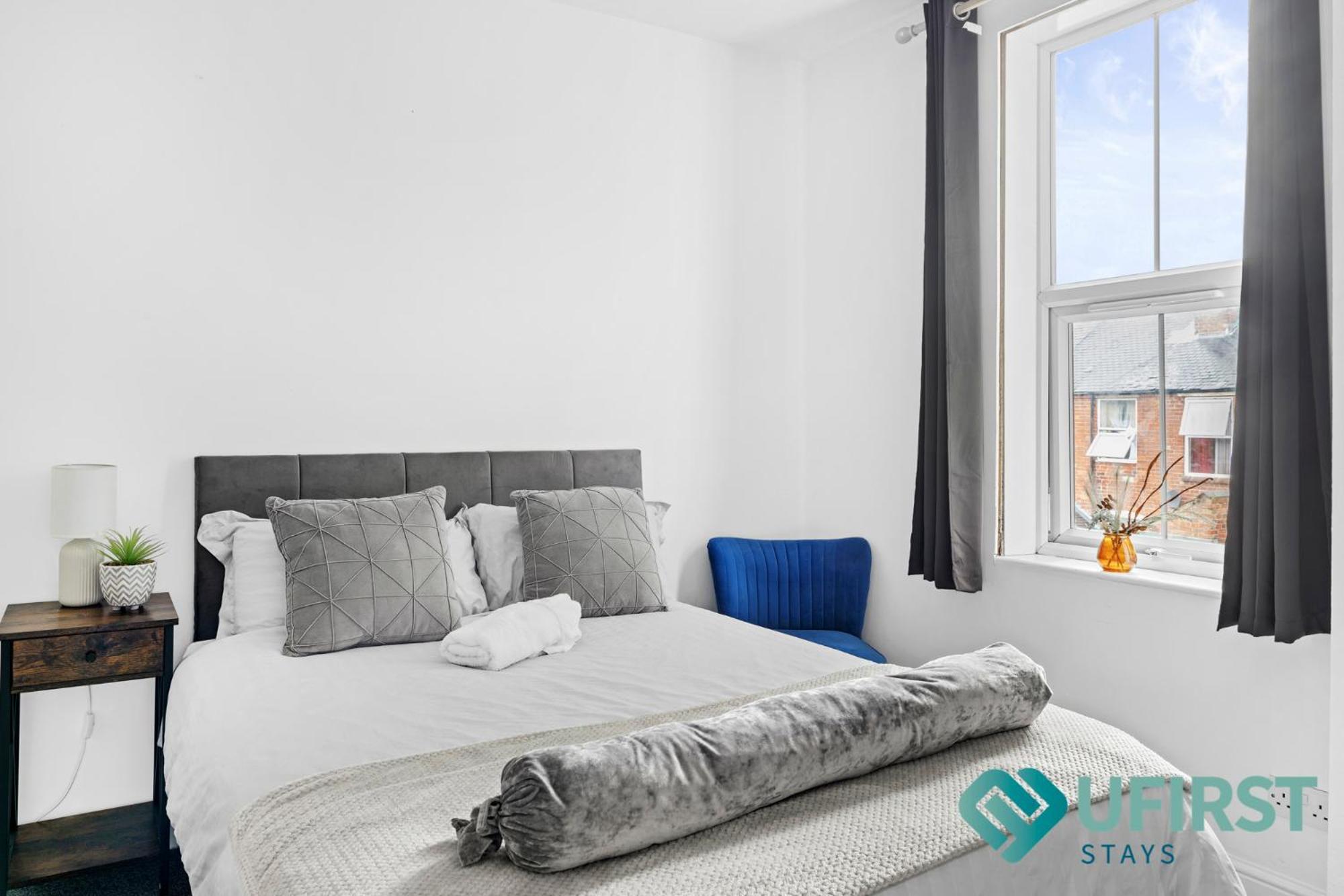 Restful 4-Bed Villa - Near City Centre, Hyson Green Market, Forest Rec, Arboretum & Tram Links Apartment *
