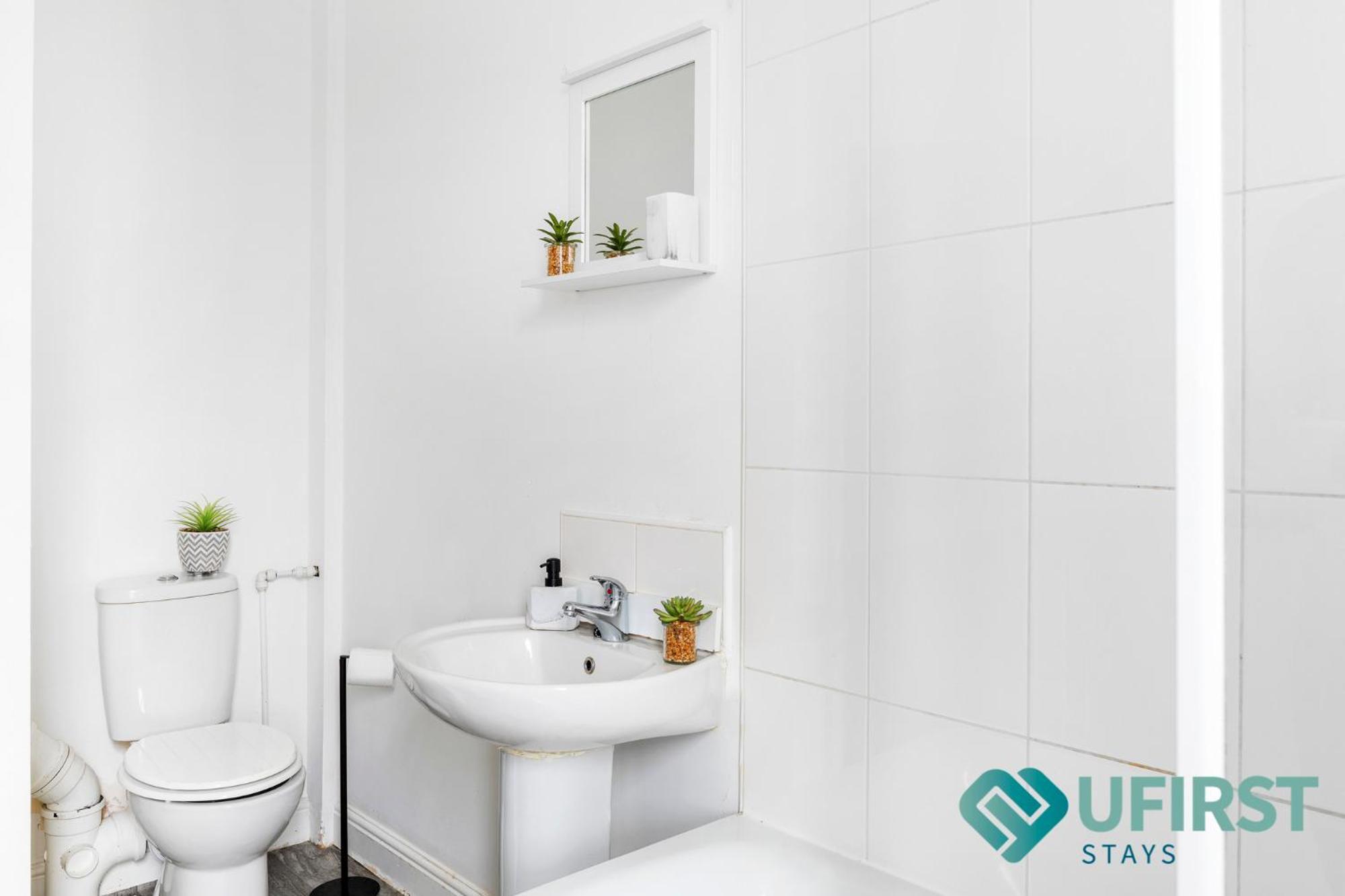 Restful 4-Bed Villa - Near City Centre, Hyson Green Market, Forest Rec, Arboretum & Tram Links *