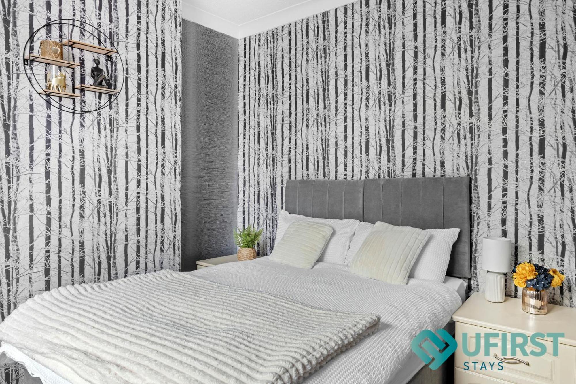 Restful 4-Bed Villa - Near City Centre, Hyson Green Market, Forest Rec, Arboretum & Tram Links Apartment *