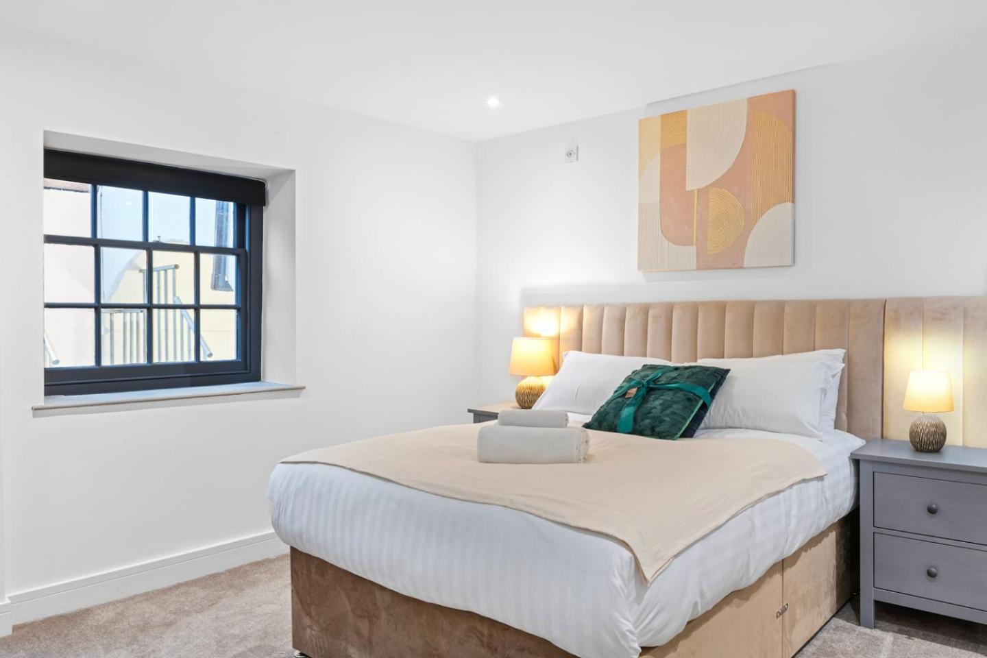 Luxury 2-bed With Parking & Terrace Apartment *