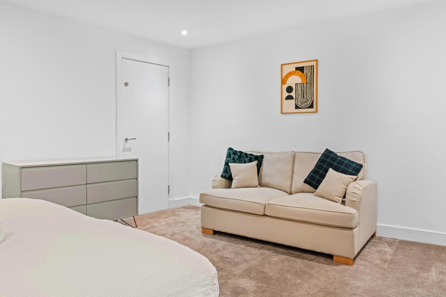 Luxury 2-bed With Parking & Terrace