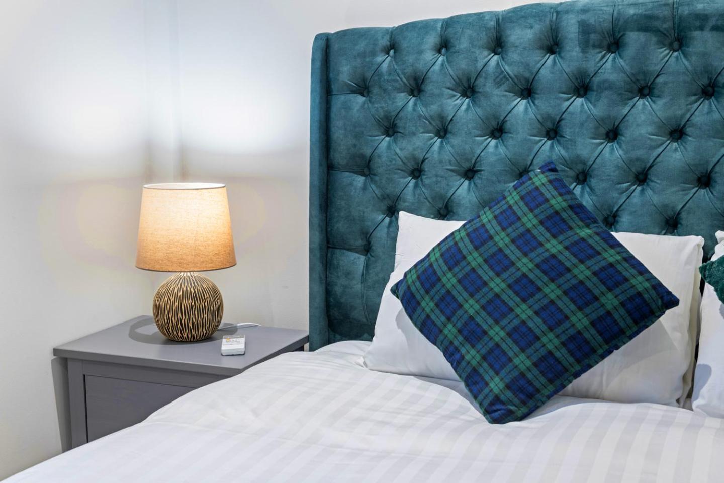 Luxury 2-bed With Parking & Terrace Apartment *