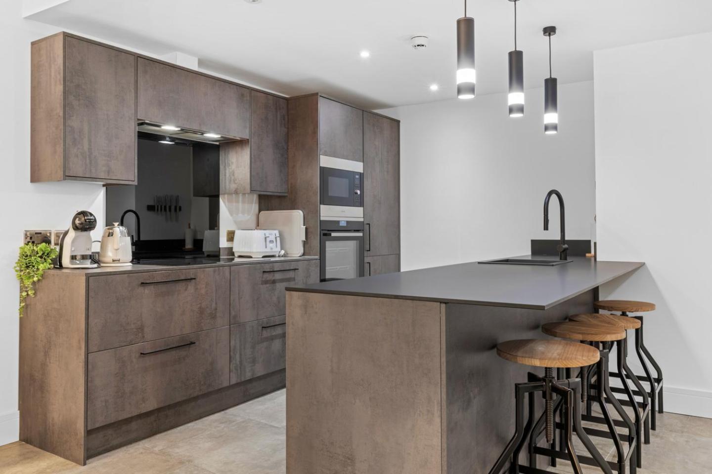 Apartment Luxury 2-bed With Parking & Terrace Nottingham