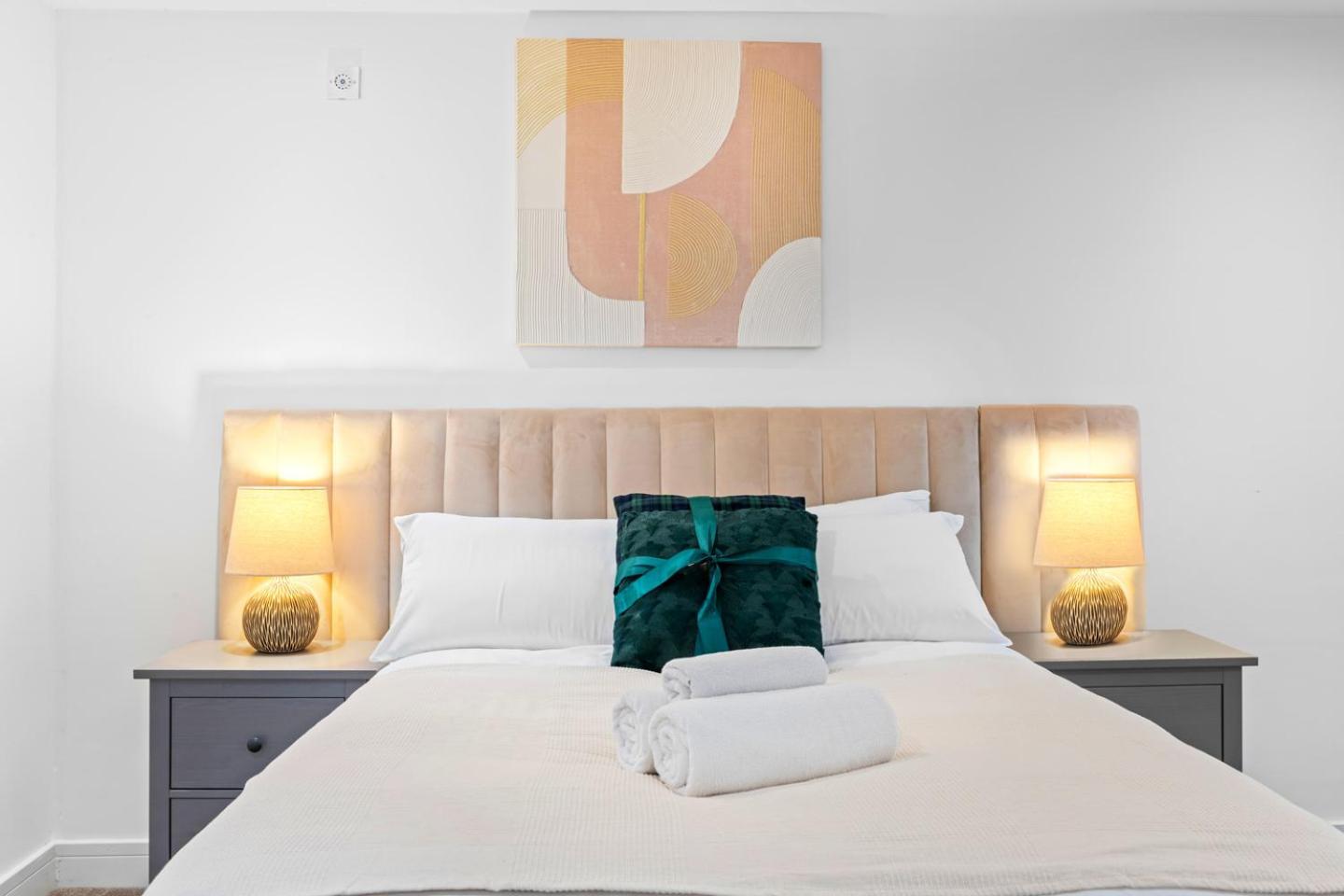 Luxury 2-bed With Parking & Terrace Apartment