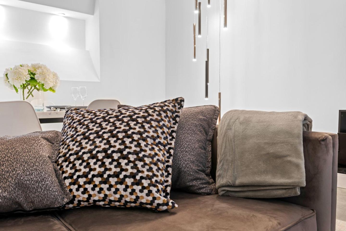 Luxury 2-bed With Parking & Terrace *